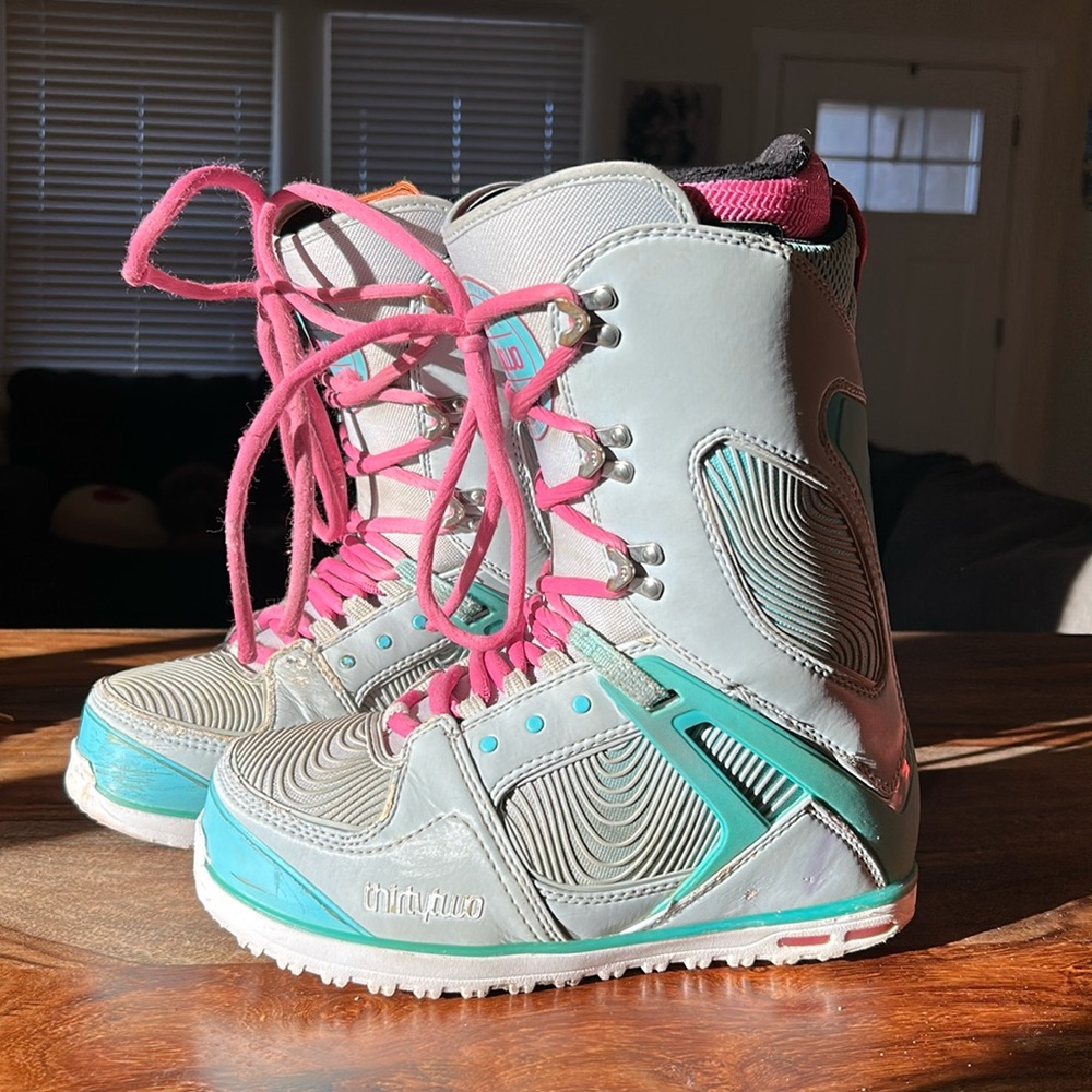 Thirty two snow boots size 8